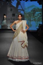Model walk the ramp for Anju Modi show at PCJ Delhi Couture Week Day 3 on 10th Aug 2012 200 (18).JPG